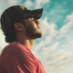 Pessoa respirando fundo para acalmar a ansiedade